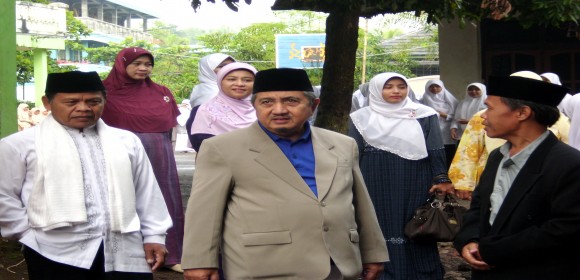 KH.Syukri Zarkasyi, MA (Pimpinan Gontor)